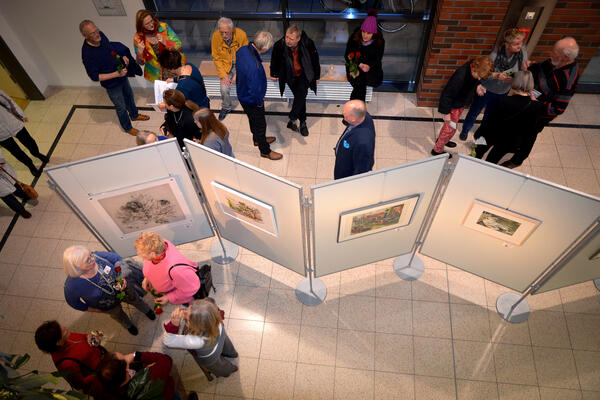 Bild vergrößern: Ausstellung im Rathaus -  Blick von der Empore auf das Foyer
