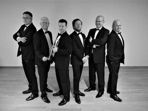 Sechs Musiker in Anzügen, schwarz-weiß-Foto