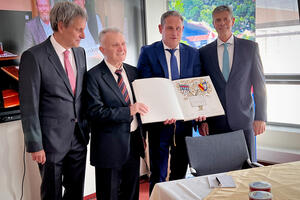 Vier Bürgermeister mit dem Goldenen Buch