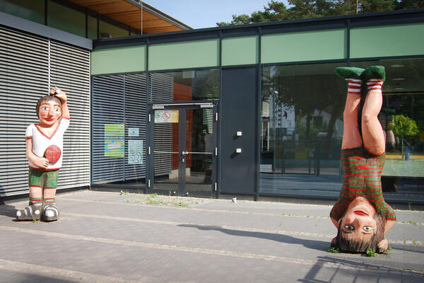 Bild vergrößern: Skulpturen von Julia Ehrt vor der Sporthalle der Eigenherd-Grundschule in Kleinmachnow