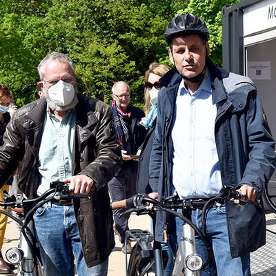 Bild vergr&ouml;&szlig;ern: Er&ouml;ffnung-mobilstation-2021: Im Bild Landrat Blasig und B&uuml;rgermeister Grubert