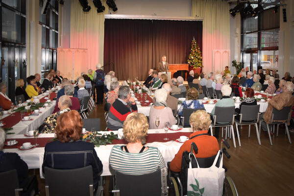 Seniorinnen und Senioren an der Weihnachtskaffeetafel im Bürgersaal