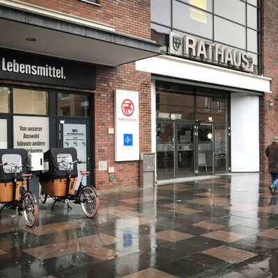 Bild vergrößern: Aufbau der Lastenradstation Rathausmarkt Kleinmachnow 2023 (Bilderserie)