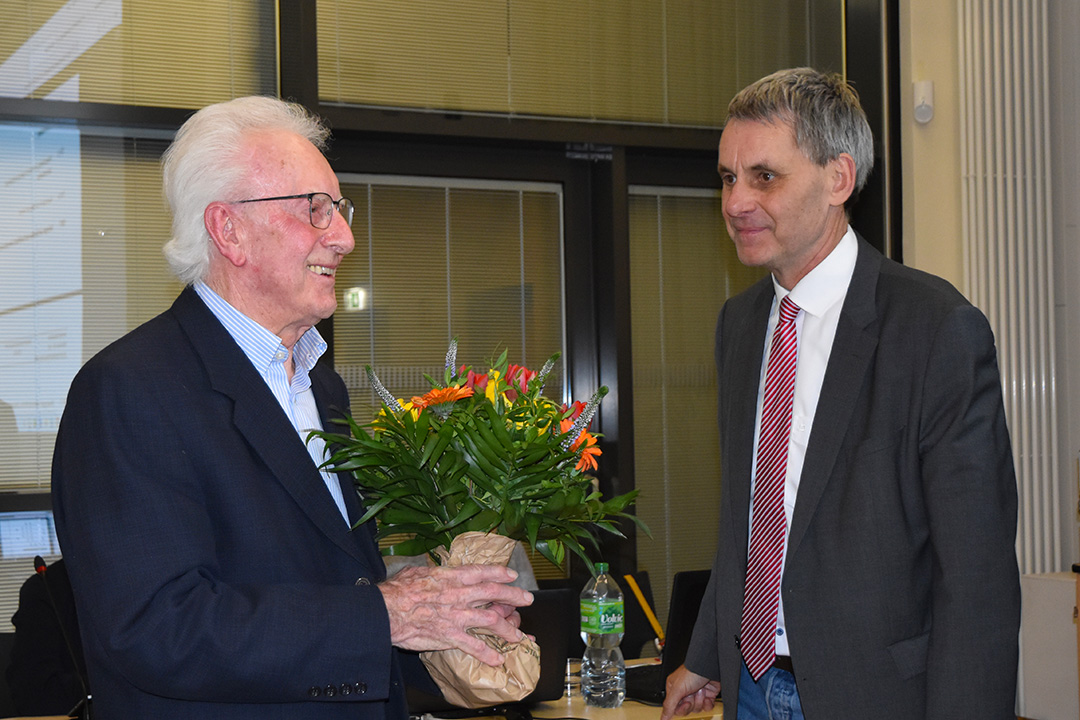 Bürgermeister Michael Grubert (rechts) dankt Dr. Herbert Franke für 15 Jahre Einsatz als Seniorenbeirat