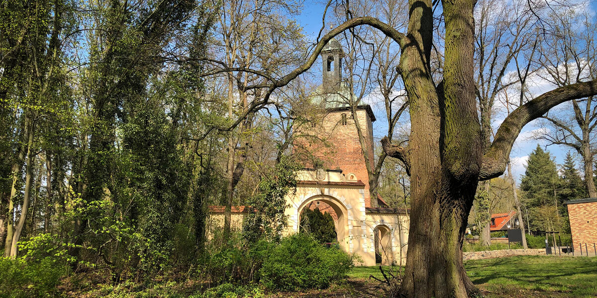 Bild vergrößern: Medusentor und Alte Dorfkirche Kleinmachnow