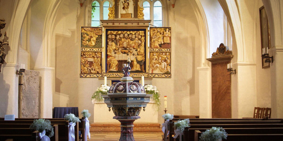 Bild vergrößern: Blick auf den Altar Ev. Auferstehungs-Kirchengemeinde Kleinmachnow