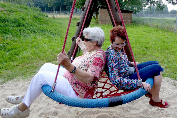 Bild vergrößern: Ältere Damen auf einer Schaukel