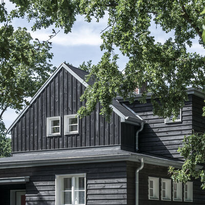 Bild vergr&ouml;&szlig;ern: Saniertes geb&auml;ude mit neuer Holzfassade