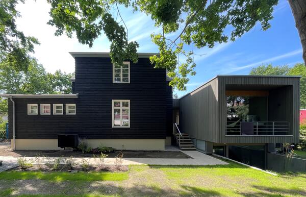 Bild vergr&ouml;&szlig;ern: saniertes Geb�ude mit Anbau