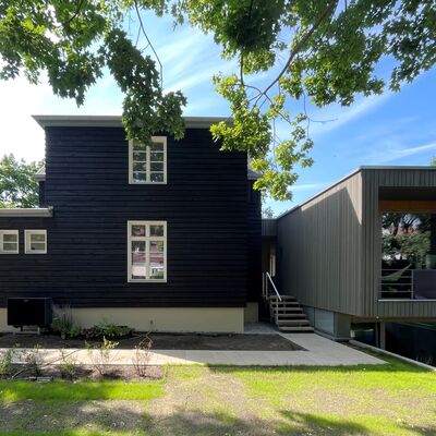 Bild vergr&ouml;&szlig;ern: saniertes Geb&auml;ude mit Anbau