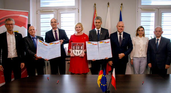Bild vergrößern: Vertreter/-innen aus Kleinmachnow und Swidnica prsentieren den Partnerschaftsvertrag