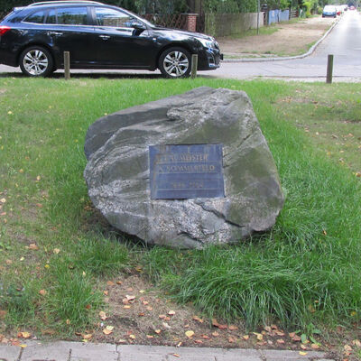 Bild vergr&ouml;&szlig;ern: Gedenkstein f&uuml;r Adolf Sommerfeld im Gr&uuml;nstreifen