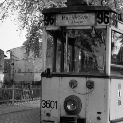 Bild vergr&ouml;&szlig;ern: 1961: Letzte Fahrt der Tram 96 durch Kleinmachnow