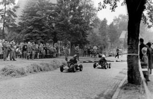 Letztes K-Wagenrennen 1969 in Kleinmachnows Zentrum Am Fuchsbau, Ecke Hohe Kiefer  