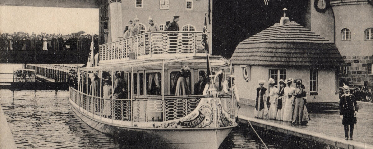 Bild vergrößern: Schleuseneröffnung 1906. Die kaiserliche Yacht legt in der Kleinmachnower Schleuse an