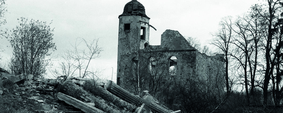 Bild vergrößern: Die1943  von Bomben schwer beschädigte Hakeburg
