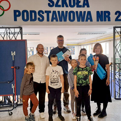 Bild vergr&ouml;&szlig;ern: Bilderserie: Die Schulleitung der Steinweg-Schule besuchte die Partnerstadt Swidnica, um eine Schulpartnerschaft mit der 2. Grundschule Swidnica zu initiieren. Hier: herzlicher Empfang in der Sporthalle der Schule