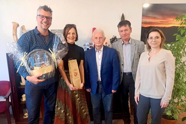 Bild vergr&ouml;&szlig;ern: Bilderserie: Die Schulleitung der Steinweg-Schule besuchte die Partnerstadt Swidnica, um eine Schulpartnerschaft mit der 2. Grundschule Swidnica zu initiieren. Hier: Herzlicher Empfang der Schulleitung der Steinweg Schule (links: Herr Schwamm und Frau Beyer), mittig:. Landrat Herr Worsa und seine Mitarbeiterin und Dolmetscherin Frau Pasternak