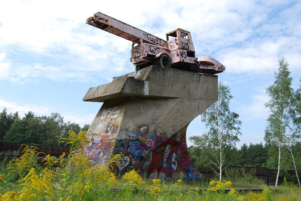 Bild vergr&ouml;&szlig;ern: 2008: Mit Graffiti bemalte rosa Schneefr�se auf einem Betonsockel