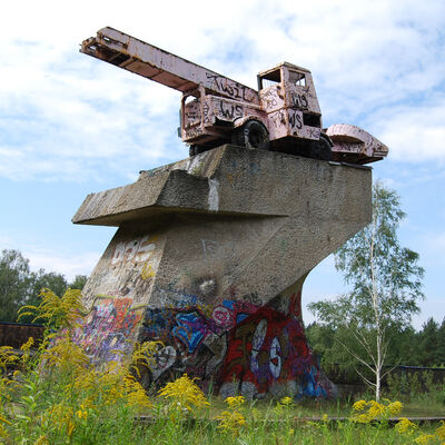 Bild vergr&ouml;&szlig;ern: 2008: Mit Graffiti bemalte rosa Schneefr&auml;se auf einem Betonsockel