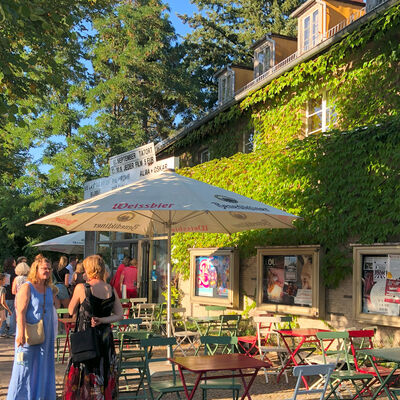 Bild vergr&ouml;&szlig;ern: Au&szlig;enansicht Kammerspiele im sommerlichen Ambiente