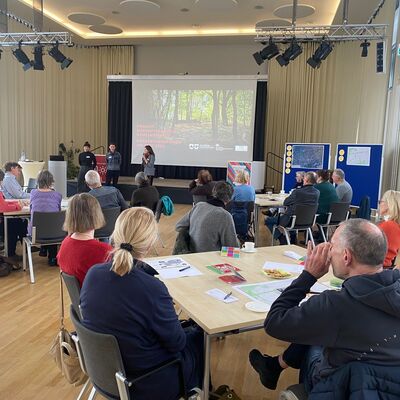 Bild vergr&ouml;&szlig;ern: Bilderserie: Erstes B&uuml;rgerforum "Zukunftsf&auml;higer Gemeindewald" 2025 in Kleinmachnow; hier: die Projektleiterinnen stellen sich vor