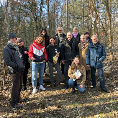 Bild vergr&ouml;&szlig;ern: Bilderserie: 2. Waldworkshop zum Thema "Zukunftsf&auml;higer Gemeindewald" Gemeinde Kleinmachnow an der Steinweg-Schule 2025; hier: Gruppenbild (Hochformat)