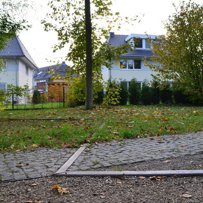 Bild vergr&ouml;&szlig;ern: Aus Cortenstahl nachgezogener Grundriss einstiger Zwangsarbeiterbaracke