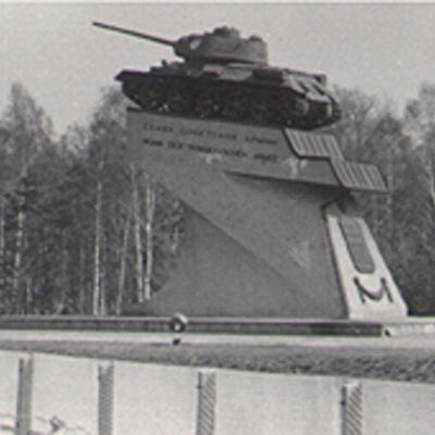 Bild vergr&ouml;&szlig;ern: Panzer auf Betonsockel