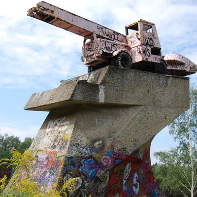 Bild vergr&ouml;&szlig;ern: Betonsockel mit rosa Schneefr&auml;se
