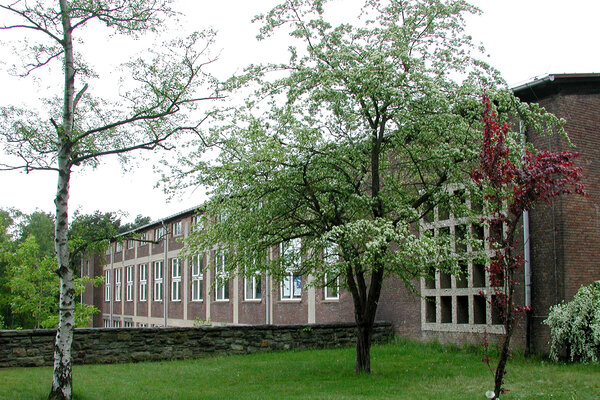 Bild vergr&ouml;&szlig;ern: Fassadenansicht der einstigen Forschungsgeb�ude