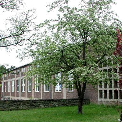 Bild vergr&ouml;&szlig;ern: Fassadenansicht der einstigen Forschungsgeb&auml;ude