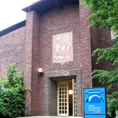 Bild vergr&ouml;&szlig;ern: Eingangsportal zur BBIS mit Mosaik