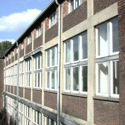 Bild vergr&ouml;&szlig;ern: Fassadenansicht der einstigen Forschungsgeb&auml;ude