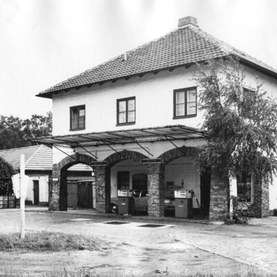 Bild vergr&ouml;&szlig;ern: Schwarz-wei&szlig;-Foto, Tankstelle in den 1980er-Jahren