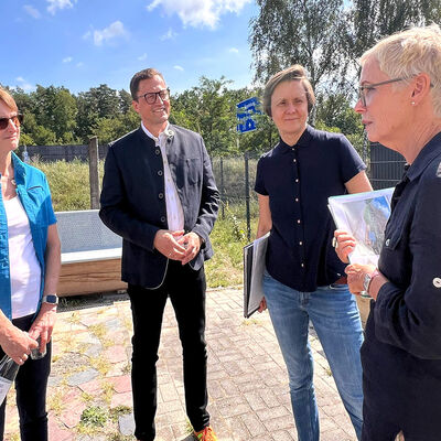 Bild vergr&ouml;&szlig;ern: Vier Menschen im Gespr&auml;ch