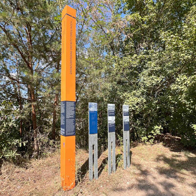 Bild vergr&ouml;&szlig;ern: Gro&szlig;e Orangefarbene Infostele und drei kleine Tafeln mit Bildern