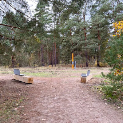 Bild vergr&ouml;&szlig;ern: Zwei B&auml;nke an einer Weggabelung