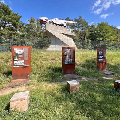 Bild vergr&ouml;&szlig;ern: Panzerdenkmal mit Informationstafeln und Holzbl&ouml;cken zum Sitzen