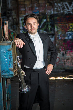 Bild vergr&ouml;&szlig;ern: Mann im Smoking mit Trompete