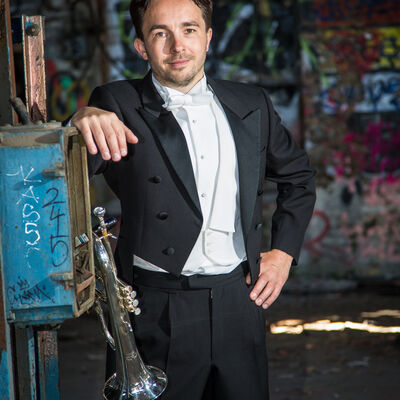 Bild vergr&ouml;&szlig;ern: Mann im Smoking mit Trompete