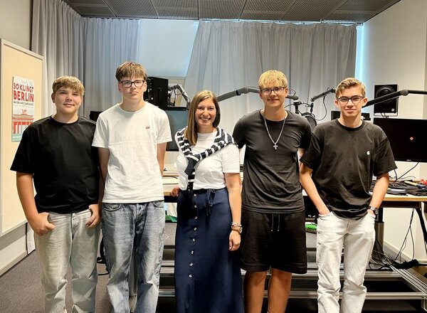 Bild vergr&ouml;&szlig;ern: Das Foto zeigt Farina Hannibal mit vier Sch�lern in einem Tonstudio