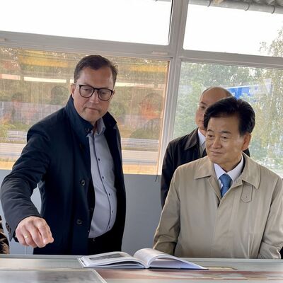 Bild vergr&ouml;&szlig;ern: Das Foto zeigt Kleinmachnows B&uuml;rgermeister Bodo Krause mit Koreas Wiedervereinigungsminister Chung Dong-young