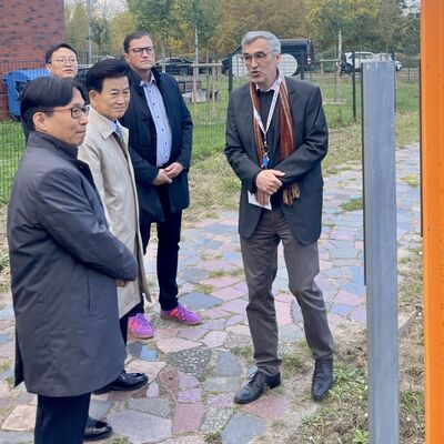 Bild vergr&ouml;&szlig;ern: Das Foto zeigt Thomas Baier vom Verein Checkpoint Bravo mit B&uuml;rgermeister Bodo Krause und Minister Chung Dong-young an der Gedenkstele f&uuml;r den Jungen Holger H.