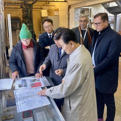 Bild vergr&ouml;&szlig;ern: Das Foto zeigt Gabriele Kaupmann von Gr&uuml;n Berlin im Gespr&auml;ch mit Koreas Minister Chung Dong-young