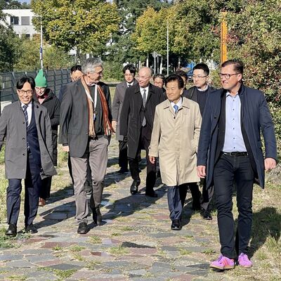 Bild vergr&ouml;&szlig;ern: Das Foto zeigt Minister Chung Dong-young mit B&uuml;rgermeister Bodo Krause auf dem Weg zum ehemaligen Grenzturm