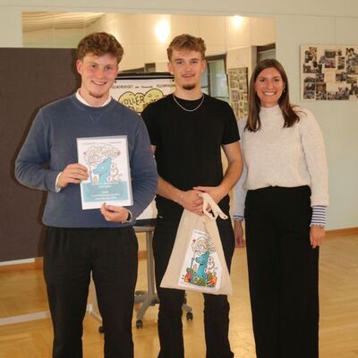 Bild vergr&ouml;&szlig;ern: Das Foto zeigt Farina Hannibal von der Gemeinde Kleinmachnow mit den Sch&uuml;lern Tom Orlowsky und Philipp Hahn aus der 13. Klasse der Maxim-Gorki-Gesamtschule, die das Projekt "Mario Kart - live!" pr&auml;sentierten