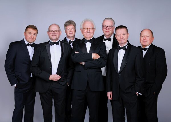 Bild vergr&ouml;&szlig;ern: Sieben M&auml;nner in Anz&uuml;gen