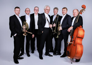 Bild vergr&ouml;&szlig;ern: Sieben M&auml;nner in Anz&uuml;gen mit Instrumenten