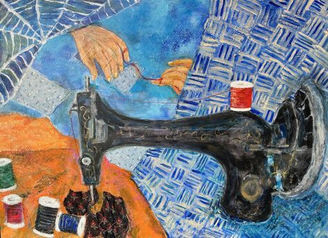 Schwarze Schreibmaschine vor blauem Hintergrund